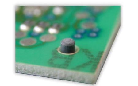 Heißverstemm-Anwendung zur Fixierung einer Leiterplatte in einem Kunststoffkörper.