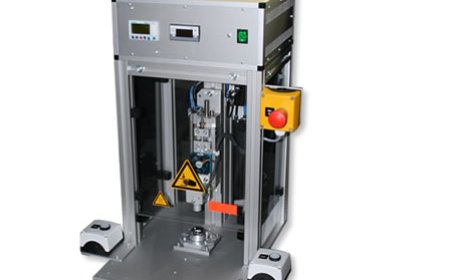 Heißverstemmsystems mit einem permanent geheizten Werkzeug bzw. Heißverstemmkopf.