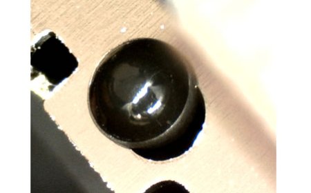 Fixierung eines Metallblechs in einem Kunststoffgehäuse mittels Heißverstemmung