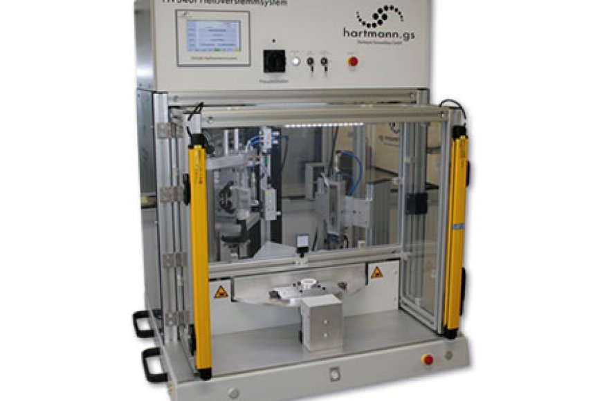 Heißverstemmsystem mit 3-fach Drehteller.