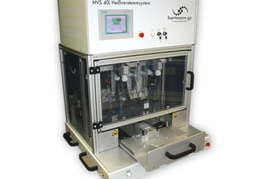 Automatisiertes Produktionsystem für den Heißverstemmprozess