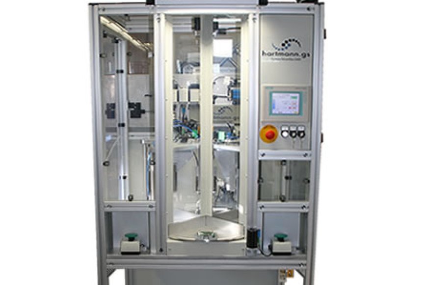 Heißverstemmanlage mit einem 4-fach Rundschalttisch zur Integration.