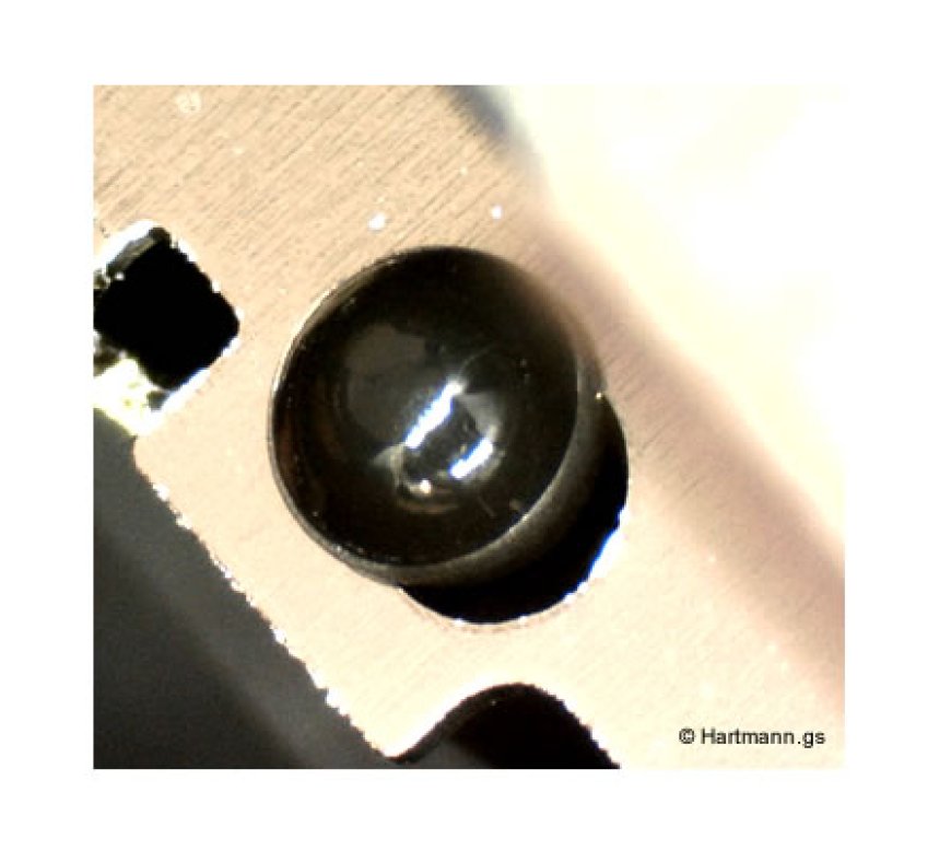 Fixierung eines Metallblechs in einem Kunststoffgehäuse mittels Heißverstemmung