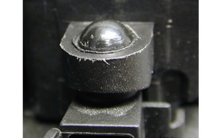 Ein Deckel auf 8 Pins durch Heißverstemmen fixieren.