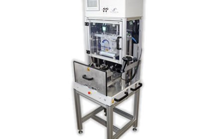 Standalone-Heißverstemmsystem mit Schiebetisch