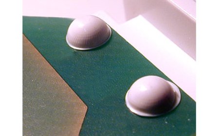 Kunststoffelemente an einer Leiterplatte mit zwei Pins befestigen.
