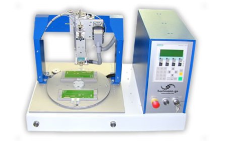 Bügellötsystem mit Drehteller in Desktop-Ausführung.