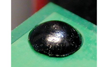 Verstemmung von Leiterplatten in Kunststoffkörpern.