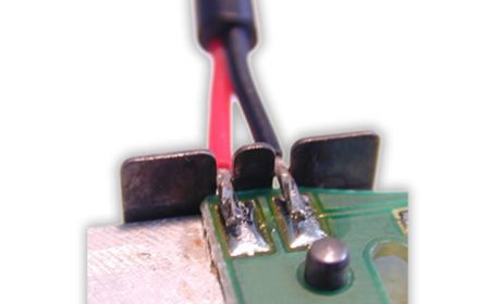 Lötung von Einzellitzen auf einer Leiterplatte.