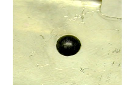 Fixierung eines Blech-Stanzteils durch einen heißverstemmten Pin.