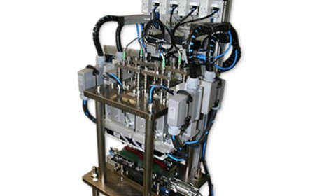 Heißverstemmsystem zur Integration - 4 unabhängig von einander arbeitenden Heißverstemmköpfen.