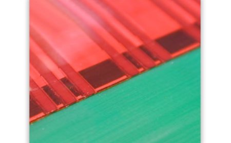 Löten einer Flexfolie auf einer Leiterplatte mittels Bügellötung mit flachen Lötbügeln.