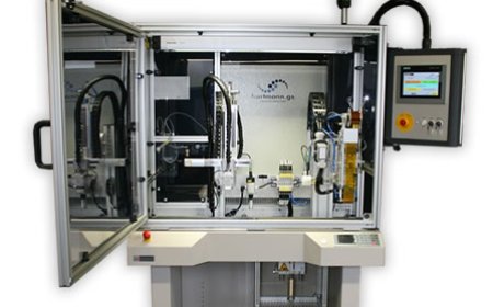 Inline-Bügellötsystem, das in eine Produktionslinie integriert ist.
