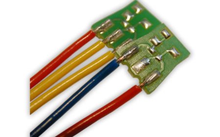 Lötung von Einzellitzen auf einer Leiterplatte.