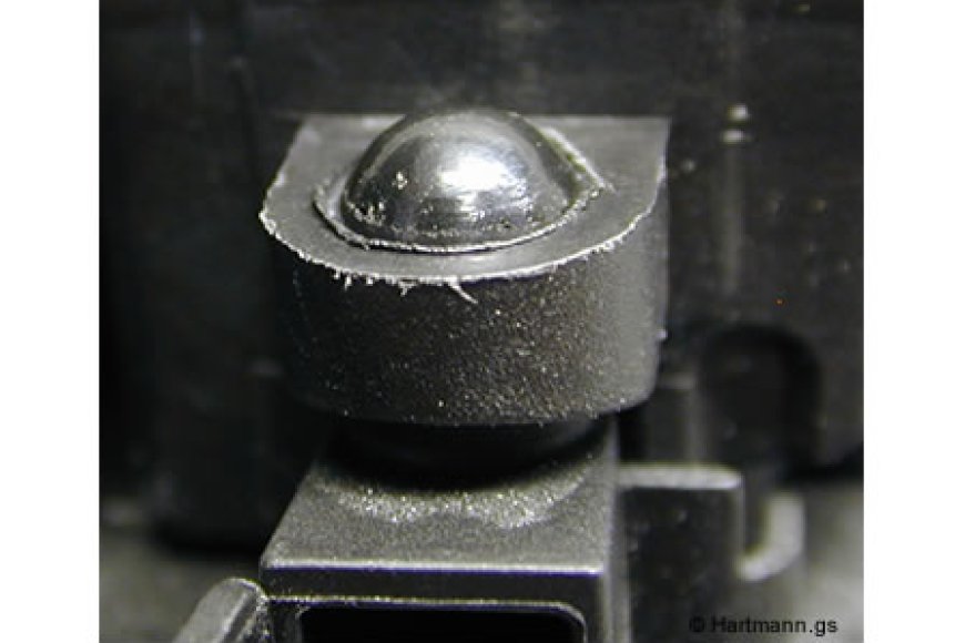 Ein Deckel auf 8 Pins durch Heißverstemmen fixieren.