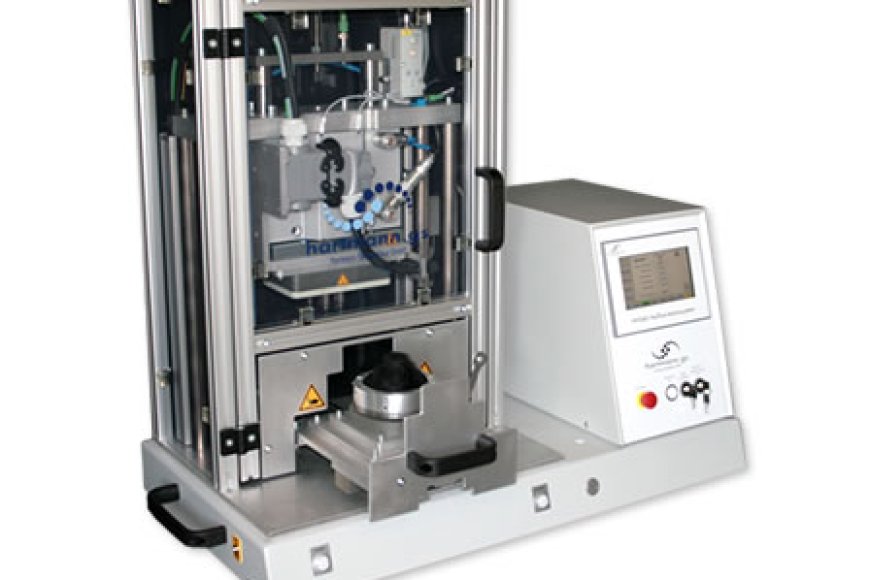 Heißverstemmautomat für die Verstemmung von 4 Pins.