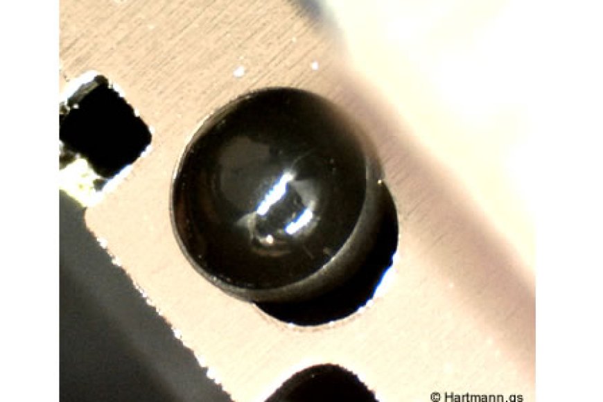 Heißverstemmprozess um Metallteile in Kunststoffteile einzubetten oder zu befestigen.