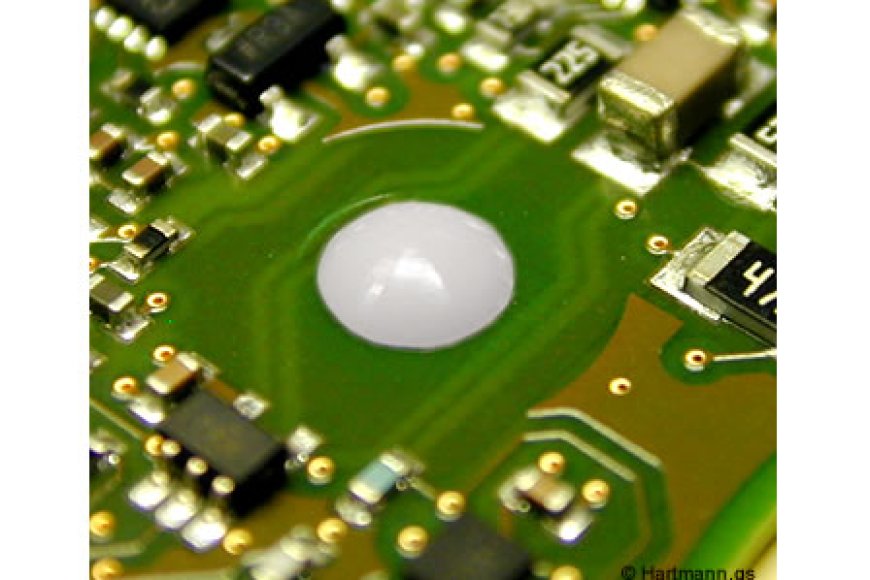 Eine Leiterplatte in einem Kunststoffbauteil zu fixieren.