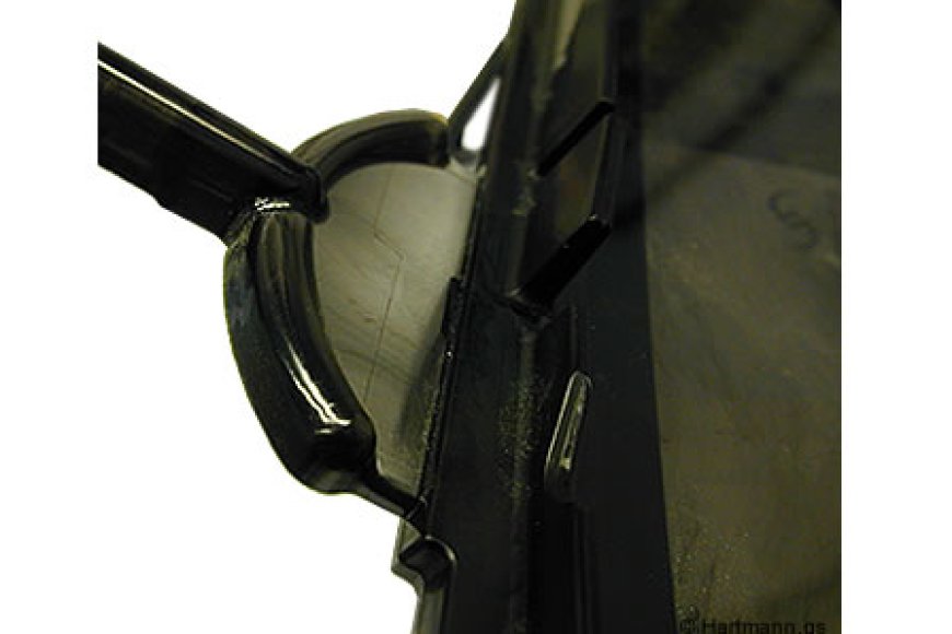 Auf mehrere Pins wird ein Deckel aufgelegt und durch Heißverstemmen fixiert.