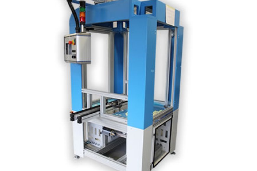 Integration eines Doppel-Heißverstemmsystems in eine kundenspezifische Zelle einer Montagelinie.