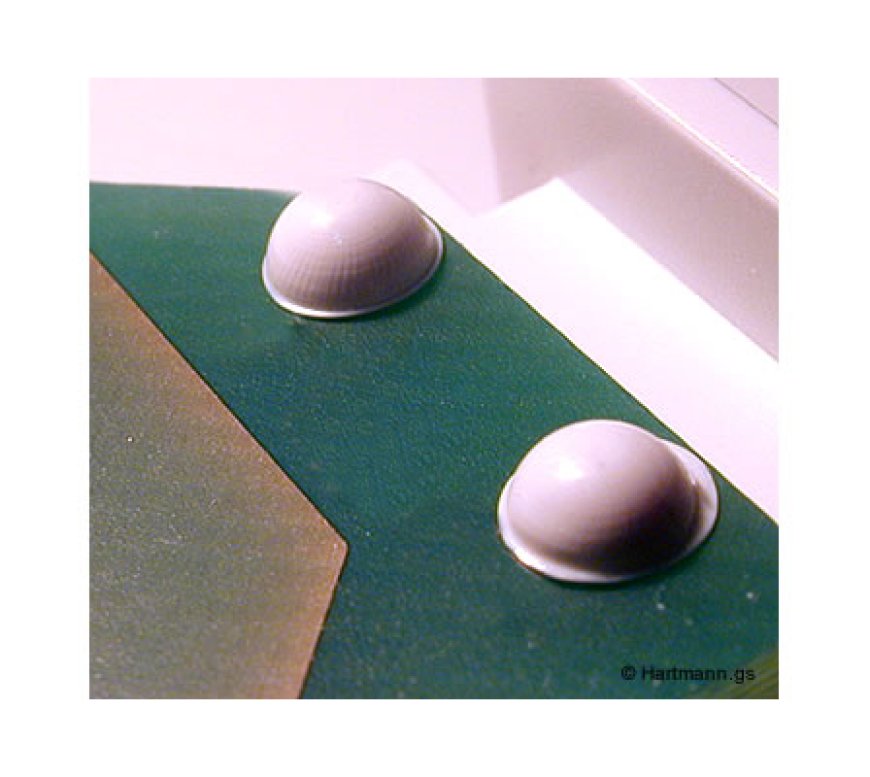 Kunststoffelemente an einer Leiterplatte mit zwei Pins befestigen.