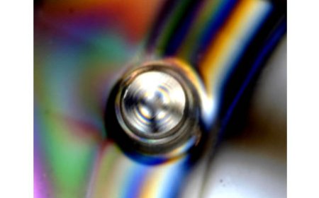 Auf insgesamt 8 ca. 3mm messende Pins wird ein Deckel aufgelegt und durch Heißverstemmen fixiert.