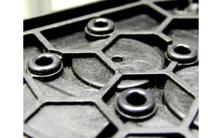Auf insgesamt 8 ca. 3mm messende Pins wird ein Deckel aufgelegt und durch Heißverstemmen fixiert.