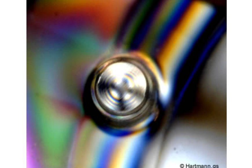 Auf insgesamt 8 ca. 3mm messende Pins wird ein Deckel aufgelegt und durch Heißverstemmen fixiert.