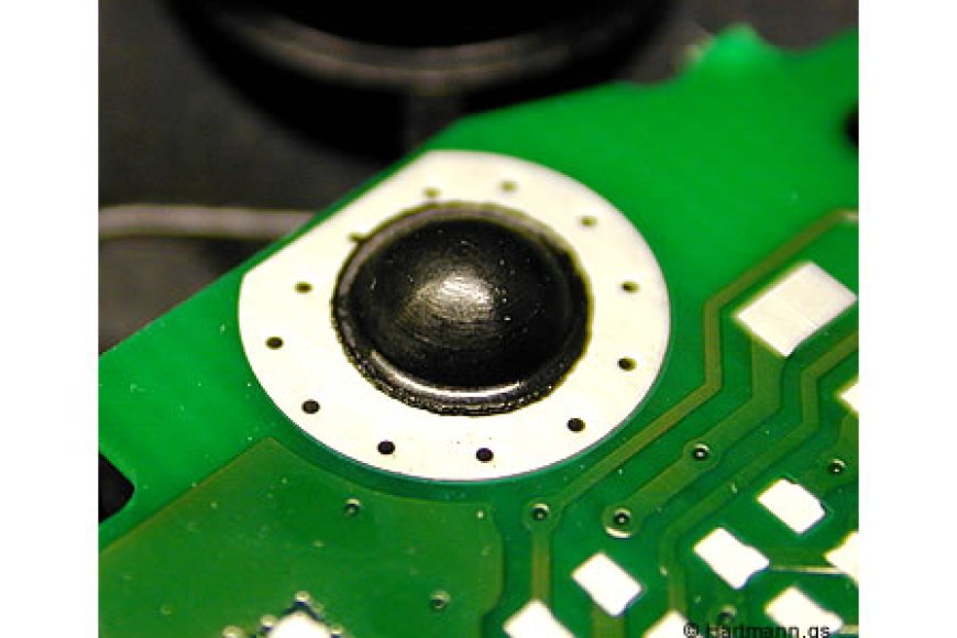 Eine Leiterplatte aus Kunststoff mit Kunststoffdomen aus PA6-GF30 fixieren.