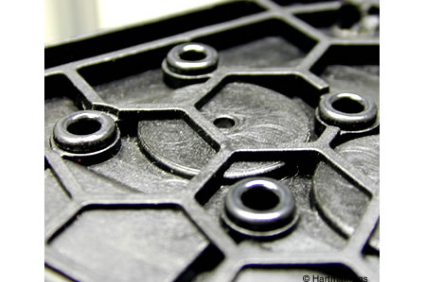 Auf insgesamt 8 ca. 3mm messende Pins wird ein Deckel aufgelegt und durch Heißverstemmen fixiert.