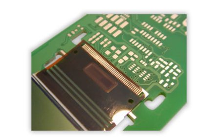 Präzise Bügellötung eines OLED auf einer Leiterplatte.