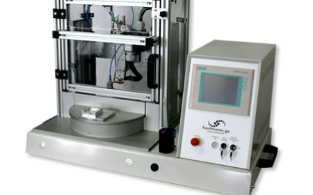 Effizientes Bügellötsystem mit Drehteller für hohe Produktionskapazität.