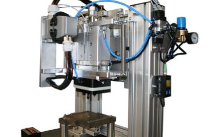 Integration eines temporär geheizten Heißverstemmsystems in kundenseitige Inlinesysteme zur flexiblen und effizienten Verformung von Polycarbonat-Pins.