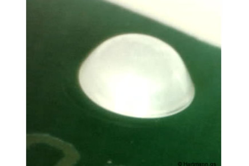 Fixierung einer Leiterplatte in einem Kunststoffbauelement mittels Kunststoffdomen aus PA6-GF30.