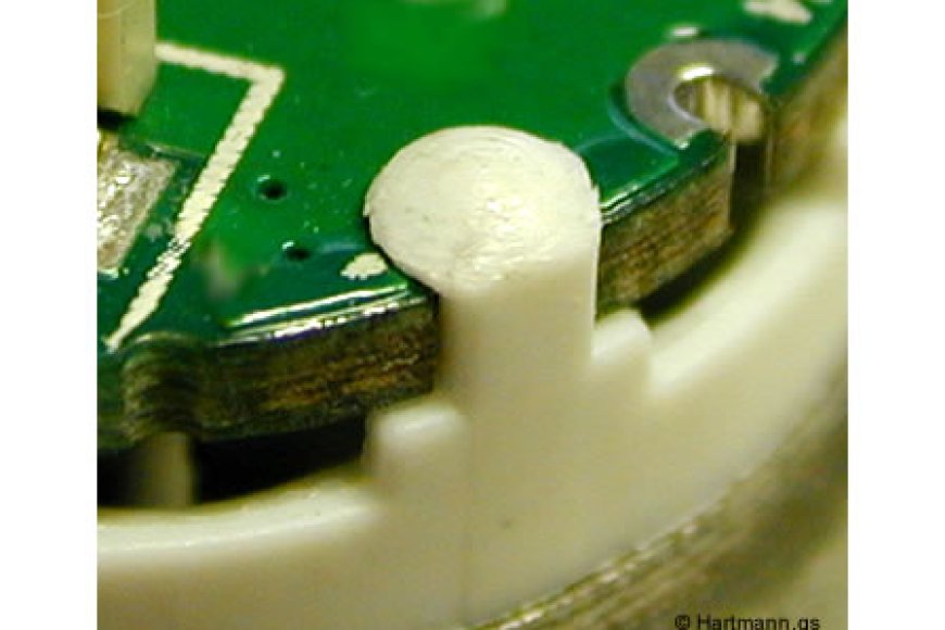 Dauerhafte Fixierung von Leiterplatten auf Kunststoffkörpern durch thermisches Umformen von Polycarbonat-Pins.