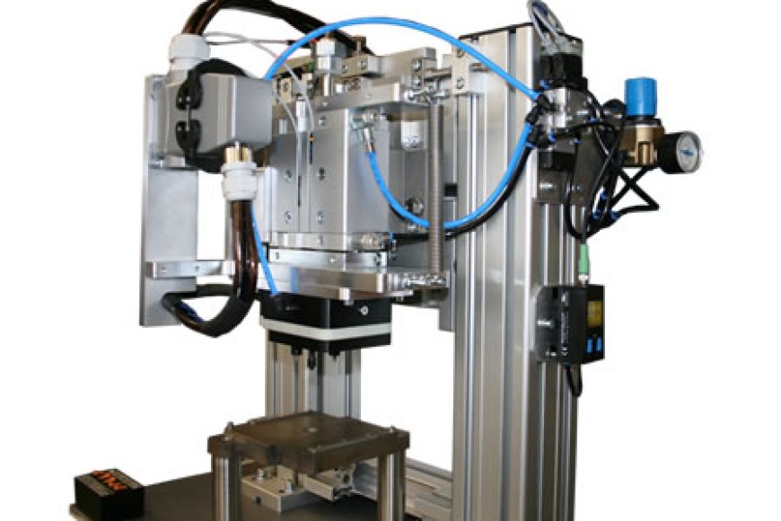 Integration eines temporär geheizten Heißverstemmsystems in kundenseitige Inlinesysteme zur flexiblen und effizienten Verformung von Polycarbonat-Pins.