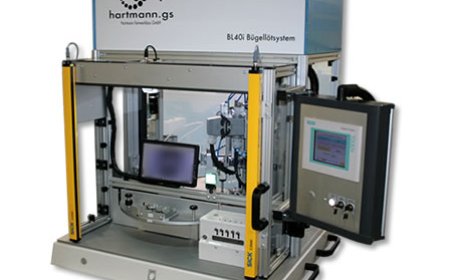 Kompaktes Bügellötsystem mit integrierter Prozessautomatisierung und minimalem Platzbedarf.