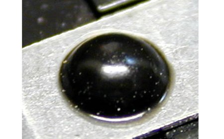 Fixierung eines Blech-Stanzteils mittels heißverstemmtem POM-Pin.