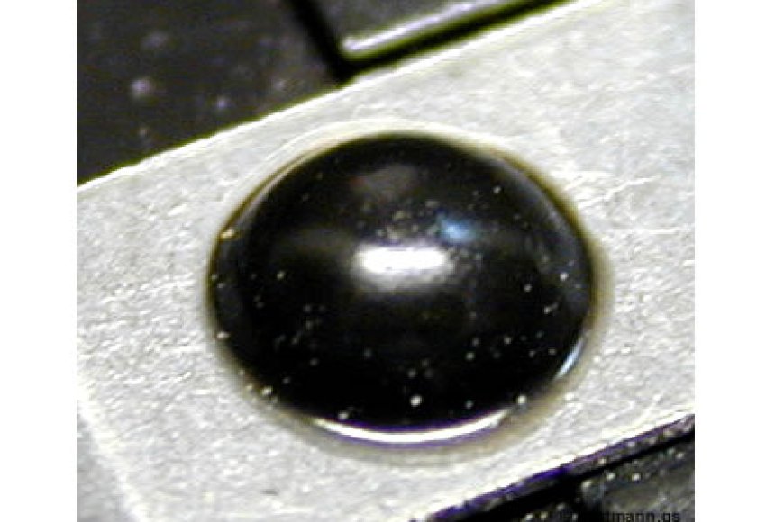 Fixierung eines Blech-Stanzteils mittels heißverstemmtem POM-Pin.