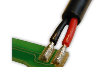 Effiziente Lötung von Einzellitzen auf einer Leiterplatte mittels profiliertem Lötbügel.