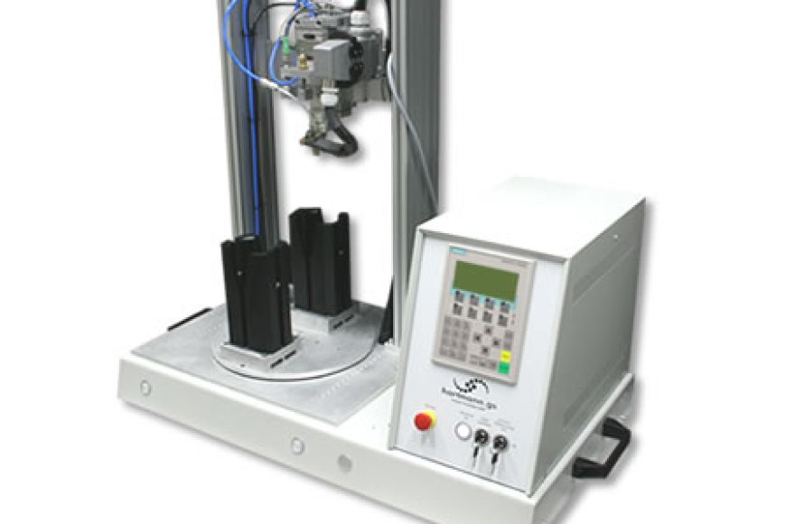 Innovatives Heißverstemmsystem mit offenem Drehteller: Flexibilität und Präzision für hohe Bauteile