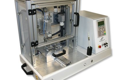 Sicheres und flexibles Bügellötsystem mit Schiebetisch für präzise Lötanwendungen